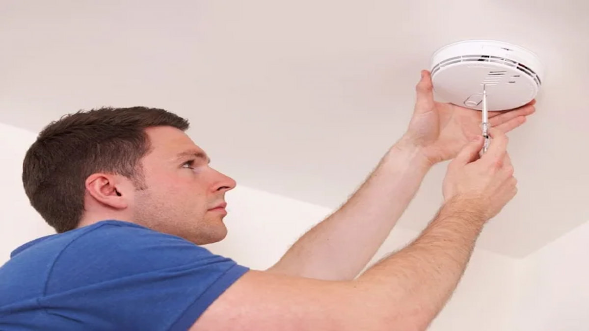 چگونه دتکتور دود را به سیستم خانه هوشمند متصل کنیم؟